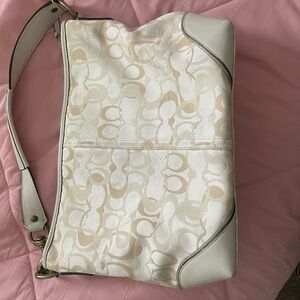 Beautiful used White Coach Purse 👛 PreOwned and PreLoved Look at all Pictures